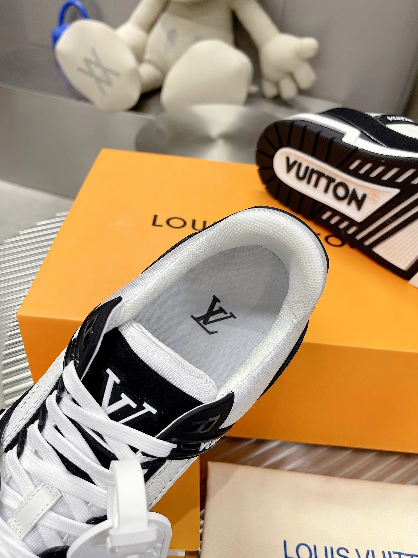 👟👟Ex-factory price 840👟👟The highest version on the Internet⚠️Feel free to compare! 2021🔥New model, purchase quality LV~Louis Vuitton by Virgin Abloh’s best-looking sneakers, Donkey Brand strongly recommends new products, official website limited edition retro basketball sneakers! Both high and low tops cost money to purchase 1:1 accurate replicas of the originals. The details are invincible, full of sincerity, imported custom-made original cowhide, the original package method is the same, the details are 100% restored, and the private model customized the original one-piece T👟👟factory price U outsole, which is different from other brands. Without the original version, this effect cannot be achieved! 35-45 (46 is custom-made and non-refundable) Some colors are available in women’s styles